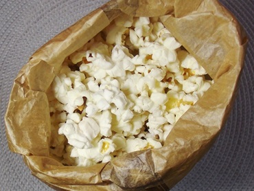 Ir para  <ul>
	<li>1/2 x&iacute;cara (ch&aacute;) de milho de pipoca</li>
	<li>1 saco de p&atilde;o vazio</li>
	<li>Coloque o milho dentro do saco de p&atilde;o</li>
	<li>Feche bem o saco...